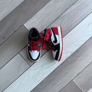 Air Jordan 1 Mid "Chicago Black Toe" sneakers